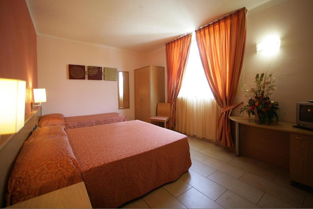Hotel Tenda Rossa Marina Di Carrara Habitación foto